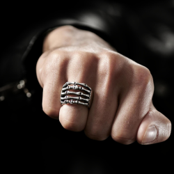 Bague homme acier tête de mort main squelette poing américain biker