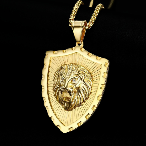 Collier pendentif homme acier doré or fin blason tête de lion en relief fond noir