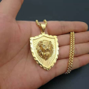 Herrenhalskette mit Anhänger aus vergoldetem Stahl mit erhabenem Löwenkopfwappen aus feinem Gold auf einer Hand