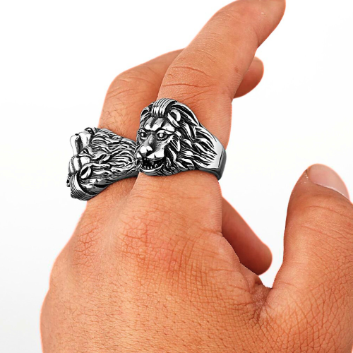Anello da uomo in acciaio massiccio con testa di leone intagliata con grande criniera argentata