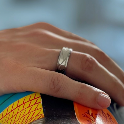 Anillo de boda de acero inoxidable con ranuras acanaladas usado por un hombre