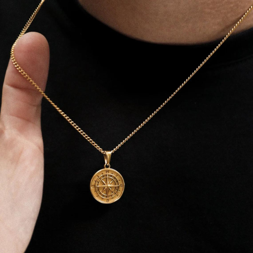 Collier pendentif boussole homme chaine incluse acier modèle or fin sur t-shirt noir