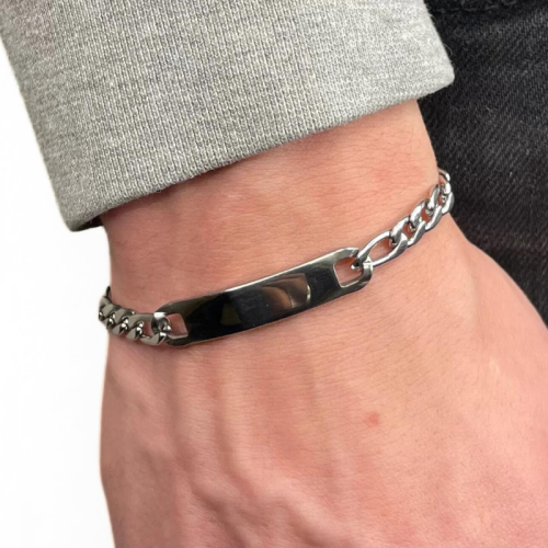 Pulsera figaro acero placa de grabado 8mm 21cm usado por un hombre