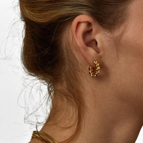 Goldene gold goldene kreolische Ohrringe End-to-Rod durch eine Profilfrau verdreht