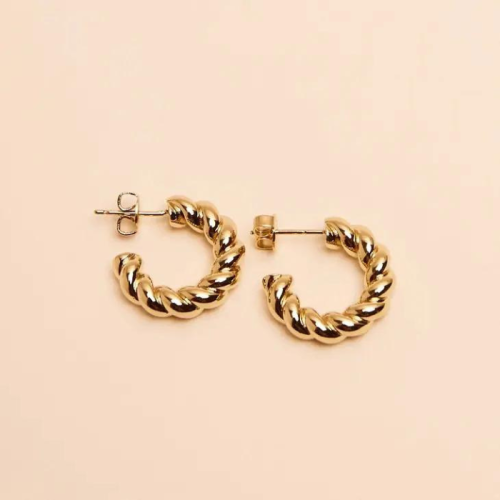 Boucles d'oreilles créoles femme acier doré à l'or fin tige torsadée portée fond saumon