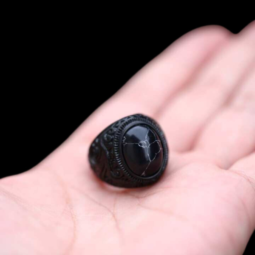 Chevalière pour homme en acier inoxydable spirale avec pierre marbre présentée