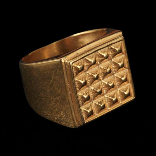 Goldener Stahl Herrenritterring | Pyramidenspitzen, die graviert werden sollen