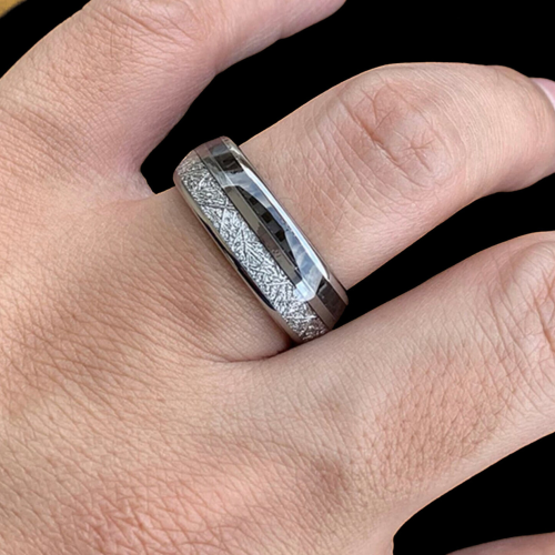 Boda alianza acero banda negra y meteorito inlay fondo negro usado por un hombre