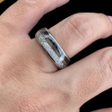 Boda alianza acero banda negra y meteorito inlay fondo negro usado por un hombre