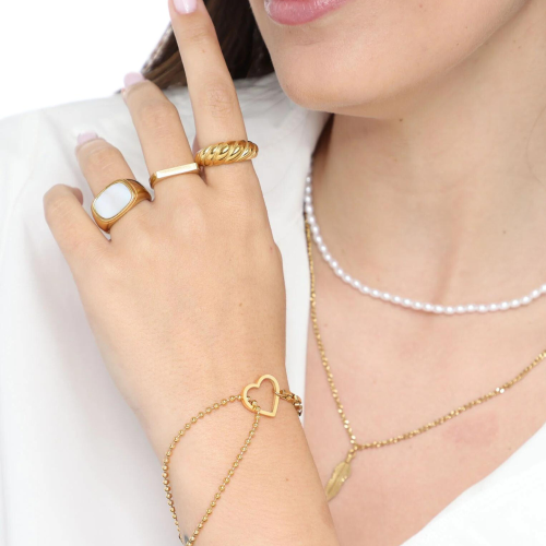 Anillo de sello de acero dorado con fino nácar dorado usado por una mujer