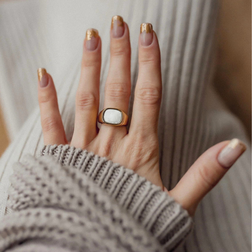 Women's gold-plated steel signet ring with rectangular mother-of-pearl tray