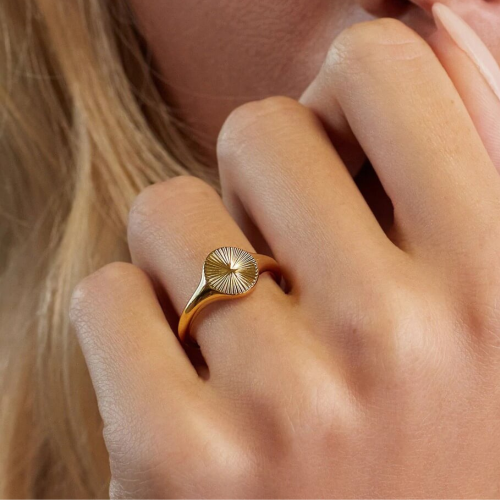 Goldring für Damen mit Sonnenschliff