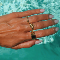 Anillo de oro de rayos solar usado por una mujer piscina de acero inoxidable