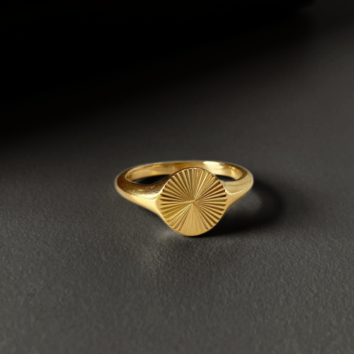 Bague rayon de soleil chevalière femme acier dorée à l'or fin moderne fond noir