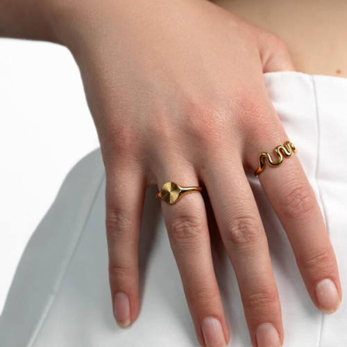 BAGUE IN VINYLE von einer Frau getragen