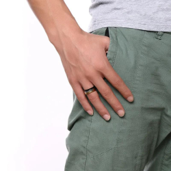 Anello moderno ed ampio anello per uomo in acciaio tricolore con tre nastri adesivi oro argento nero 2