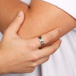 Anello moderno di alleanza per uomo e donna in acciaio inox avente due scanalature e una finitura centrale spazzolata 2