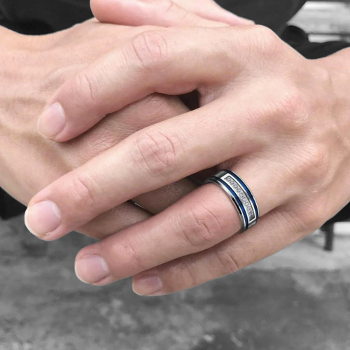 Anello di fidanzamento promessa in acciaio righe blu zirconi per lui indossato da un uomo