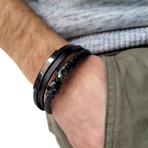 3-reihiges schwarzes Totenkopf-Lederarmband mit Stahlplatte zur Personalisierung, getragen von einem Mann