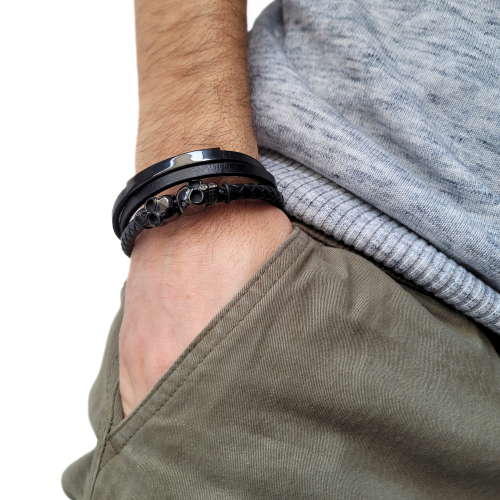 Bracciale in pelle nera con teschio da motociclista a 3 file, piastra in acciaio per personalizzare indossato da un uomo