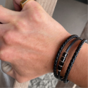 Schwarzes, geflochtenes Lederarmband mit drei Gliedern und magnetischem Stahlverschluss, 20 cm lang, getragen von einem Mann