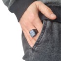 Cavaliere in acciaio nero e sodalite indossato all'uomo anulare per uno stile classico, misterioso e affermato