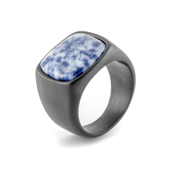 Anillo moderno y amplio de nudillos para hombre en acero ennegrecido adornado con una piedra de sodalita azul real de forma cuad
