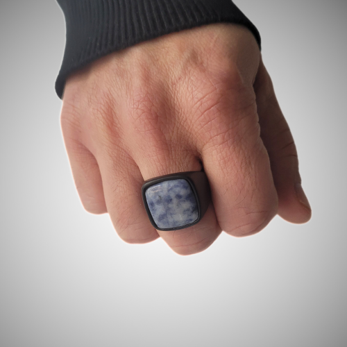 Anello Len Gravel couleur gunmetal con pietra sodalite per uomo