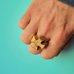 Anello Knurier da uomo in acciaio inossidabile oro, con taglio centrale a forma di croce di Malta o croce dei Templari. 2