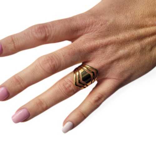 Bague spartiate acier dorée à l'or fin moderne minimaliste portée par une femme