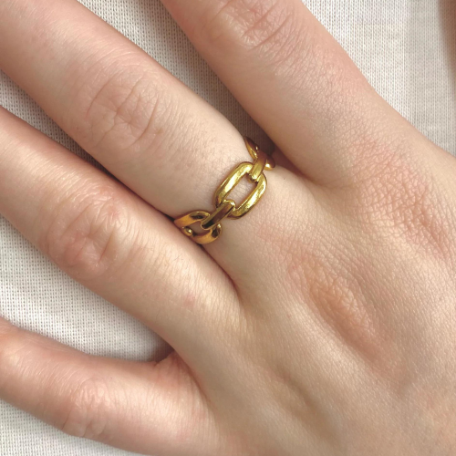 Offener Ring Edelstahl oder feine Kette von einer Frau getragen