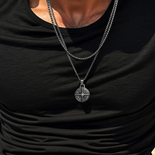 Collier pendentif boussole de vie étoile rose des vents acier porté par un homme