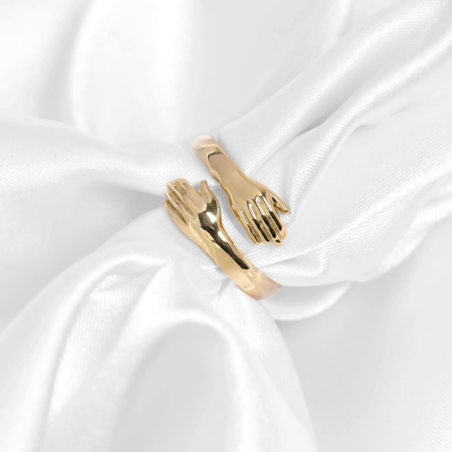 Anillo ajustable que llega al dedo de una mujer que ilustra su ajuste perfecto y su acabado suave para una comodidad óptima