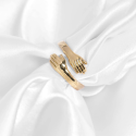 Anillo ajustable que llega al dedo de una mujer que ilustra su ajuste perfecto y su acabado suave para una comodidad óptima