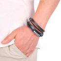 Hombre consciente de la moda que lleva la correa de cuero negro de Multirang con su elegante broche de acero.