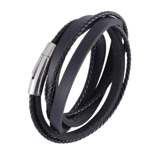 Bracciale da uomo che mostra le diverse strisce in pelle intrecciata e fluida e la chiusura clip personalizzabile.