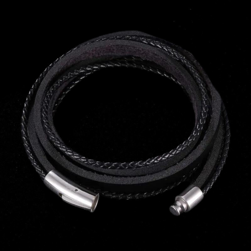 Multiple-Rang-Herrenarmband mit geflochtenen und glatten Lederbändern sowie kundenspezifischen Clip-Schließen.