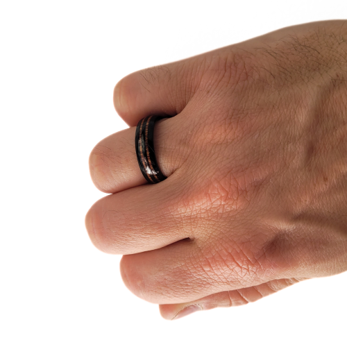 El anillo de la alianza minimalista negro y el efecto de madera gama en el hombre anular para un estilo elegante y orgánico