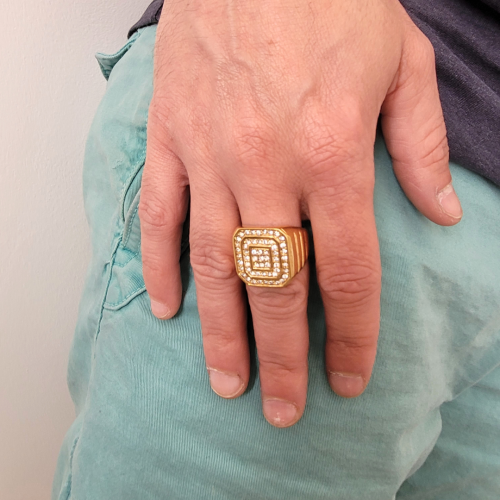 Demonstration of the charm and shine of the golden square knob on a male hand on a daily basis.