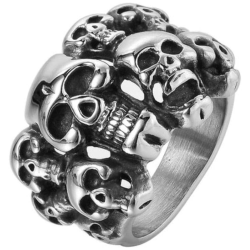 Anello per motociclisti per uomo in acciaio inox scolpito con una moltitudine di teste di morte su uno sfondo annerito.