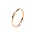 Un'altra vista della classica alleanza che mostra la finitura lucida del rivestimento in oro rosa e la forma leggermente curva d