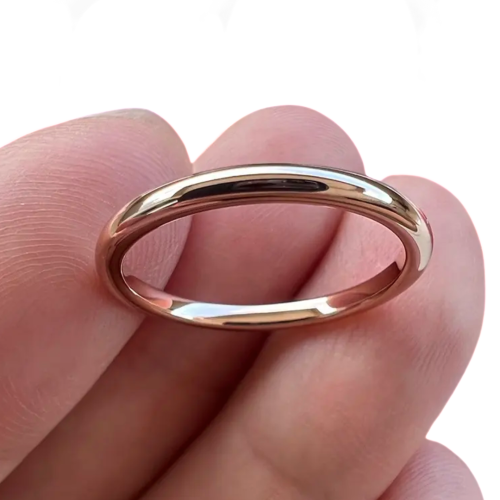 Alleanza fine in acciaio rosa per simboleggiare un matrimonio con uno stile moderno e senza tempo