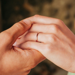 Anello nuziale moderno e minimalista per donna d'acciaio dorata con oro rosa con oro rosa con mezza larghezza di 2 mm di profilo 2