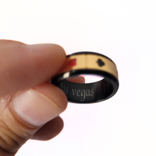 Scheda di poker anello anti-stress che illustra il suo interno completamente liscio, pronto a ricevere un'incisione laser person